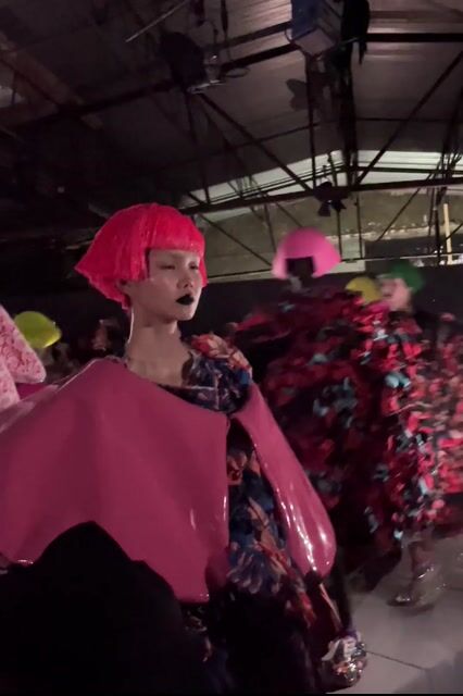 明るく輝く未来を期待したい」コム デ ギャルソンが色と柄で描いた