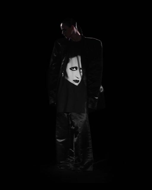 バレンシアガ」が伝説的シンガーMinaとコラボ 音楽が聴けるTシャツを