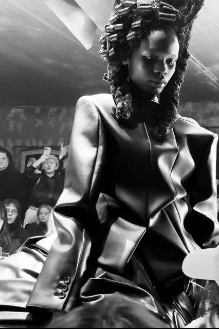 川久保玲の「怒り」——「闇の中で目を開けよ」と