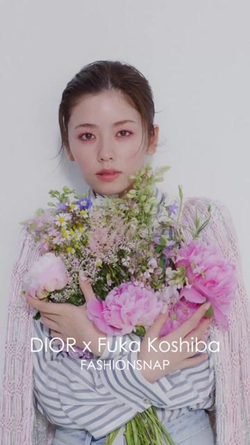 ミス ディオール」と迎える輝く季節 小芝風花、花束を指先までまとう