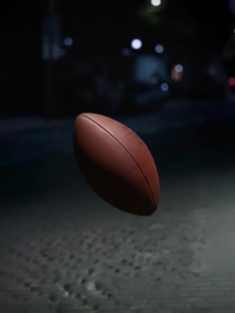 バレンシアガが「アメフト」モチーフを初採用 ユニフォームや練習着に