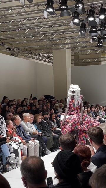 今の世界を憂い嘆く そしてそれに寄り添いたい」コム デ ギャルソン