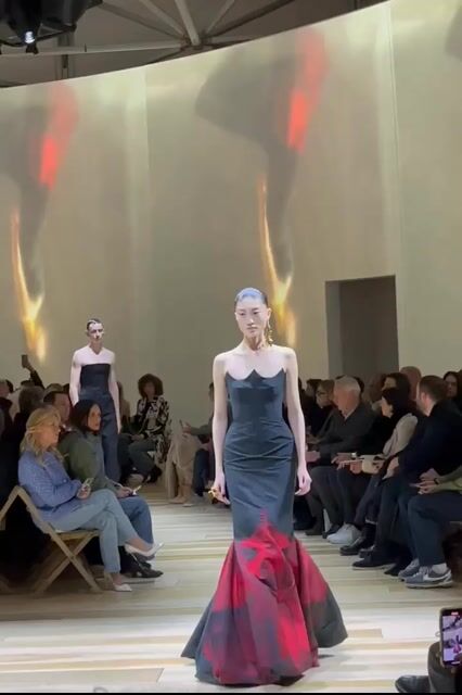 オーキッドの花が赤く染まる「アレキサンダー・マックイーン」23